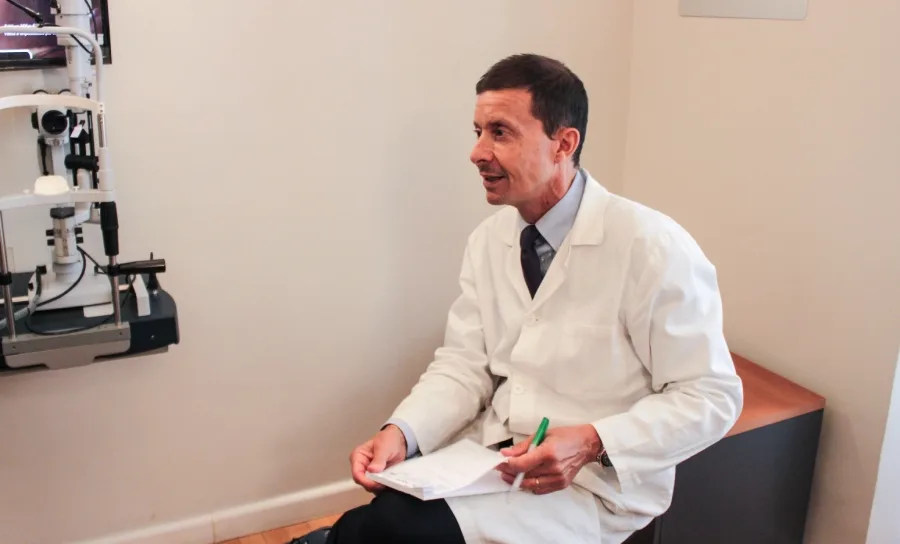 Dott. Luca Iacobelli nel suo studio privato